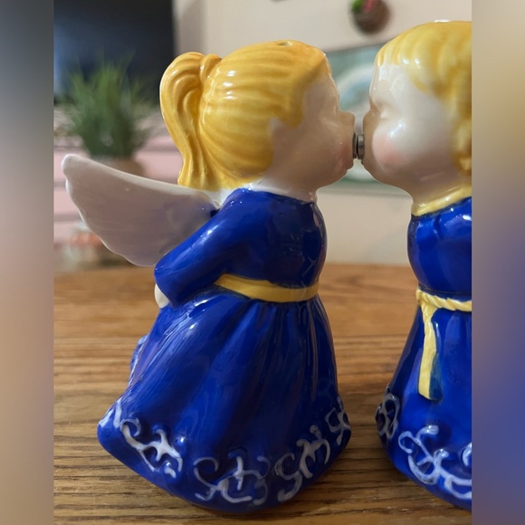 Vintage 80’s KISSING ANGELS Magnetic Salt & Pepper Shakers - Porcelain - Picture 6 of 10